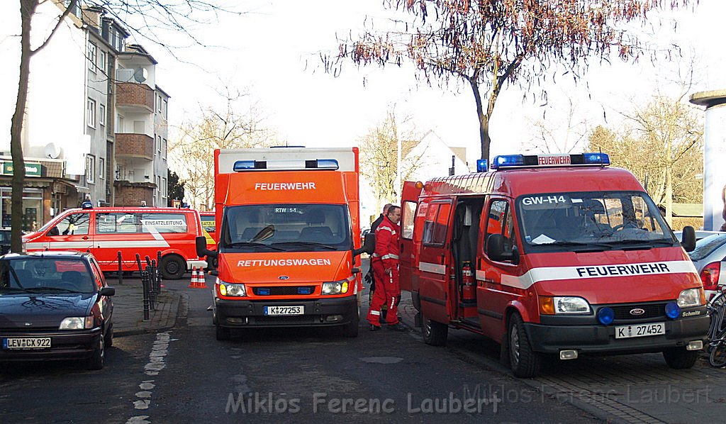 Einsatz Feuerwehr SEK Polizei Koeln Nippes Merheimerstr P010.JPG